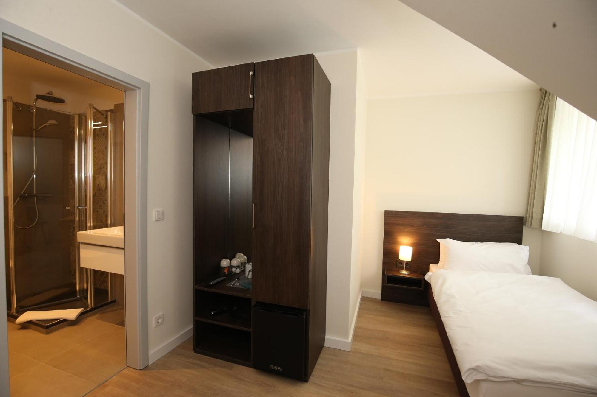 Hotel Fährhaus km734 Düsseldorf Zimmer foto