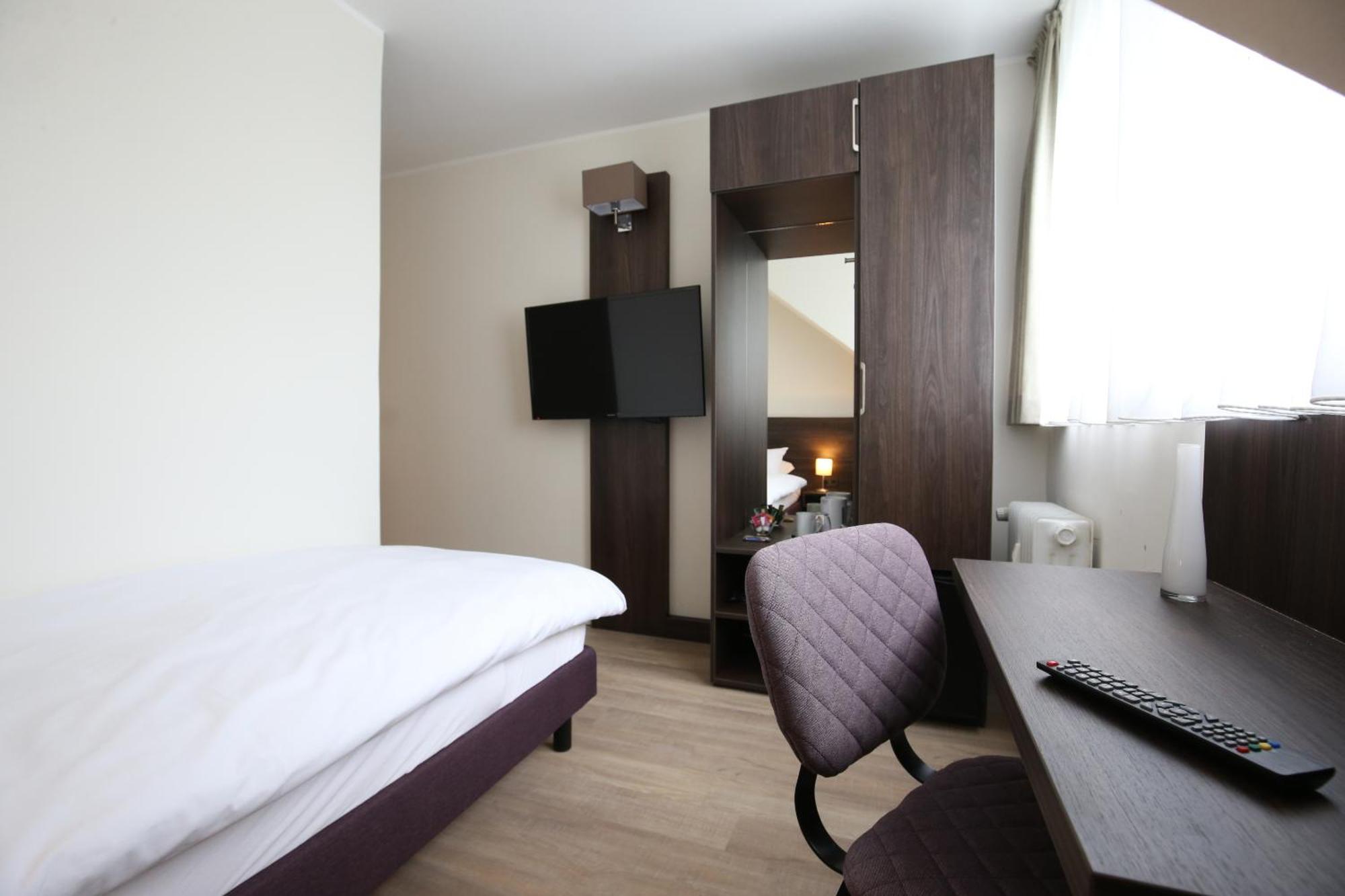 Hotel Fährhaus km734 Düsseldorf Zimmer foto